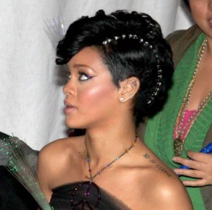 Rihanna Siyah Abiye Saç Modeli