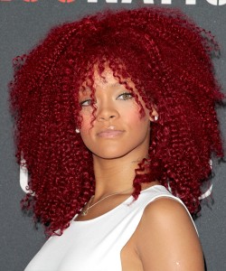 Rihanna kızıl boyalı kıvırcık permalı uzun saç modeli