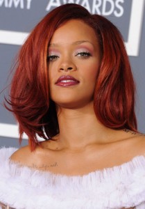 Rihanna kızıl boyalı dalgalı saç modeli