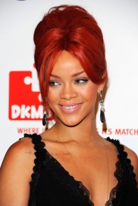 Rihanna kızıl renkli topuz saç modeli