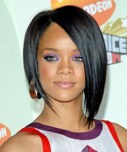 Rihanna kısa kesim düz saç modeli