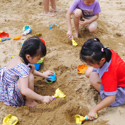 Kum oyunları: Okul öncesi çocuklarının büyük zevk aldıkları animasyon etkinliklerinden biri de kum oyunlarıdır. Kum oyunları, özellikle yaz aylarında sıkça kullanılan bir animasyon etkinliğidir.